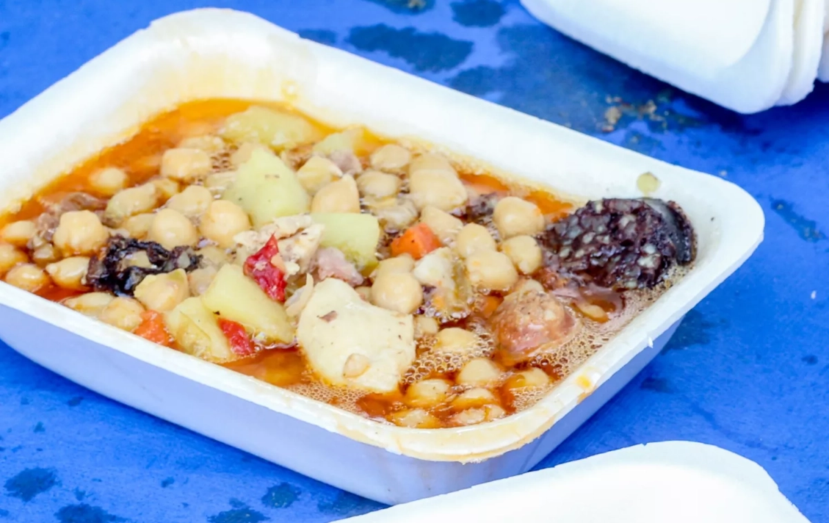 Un táper de cerámica con cocido madrileño / EP Un táper de cerámica con cocido madrileño / EP