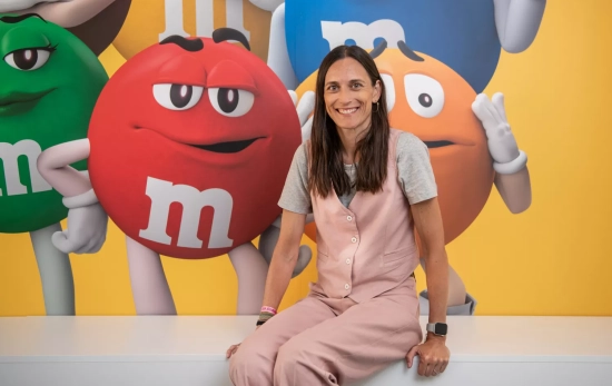 Vanessa Caralps frente a un cartel de la marca M&M's / MARS IBERIA Vanessa Caralps frente a un cartel de la marca M&M's / MARS IBERIA