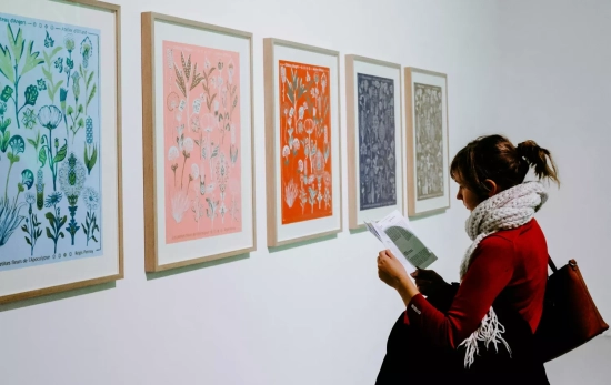 Una chica en una galería de arte / UNSPLASH Una chica en una galería de arte / UNSPLASH