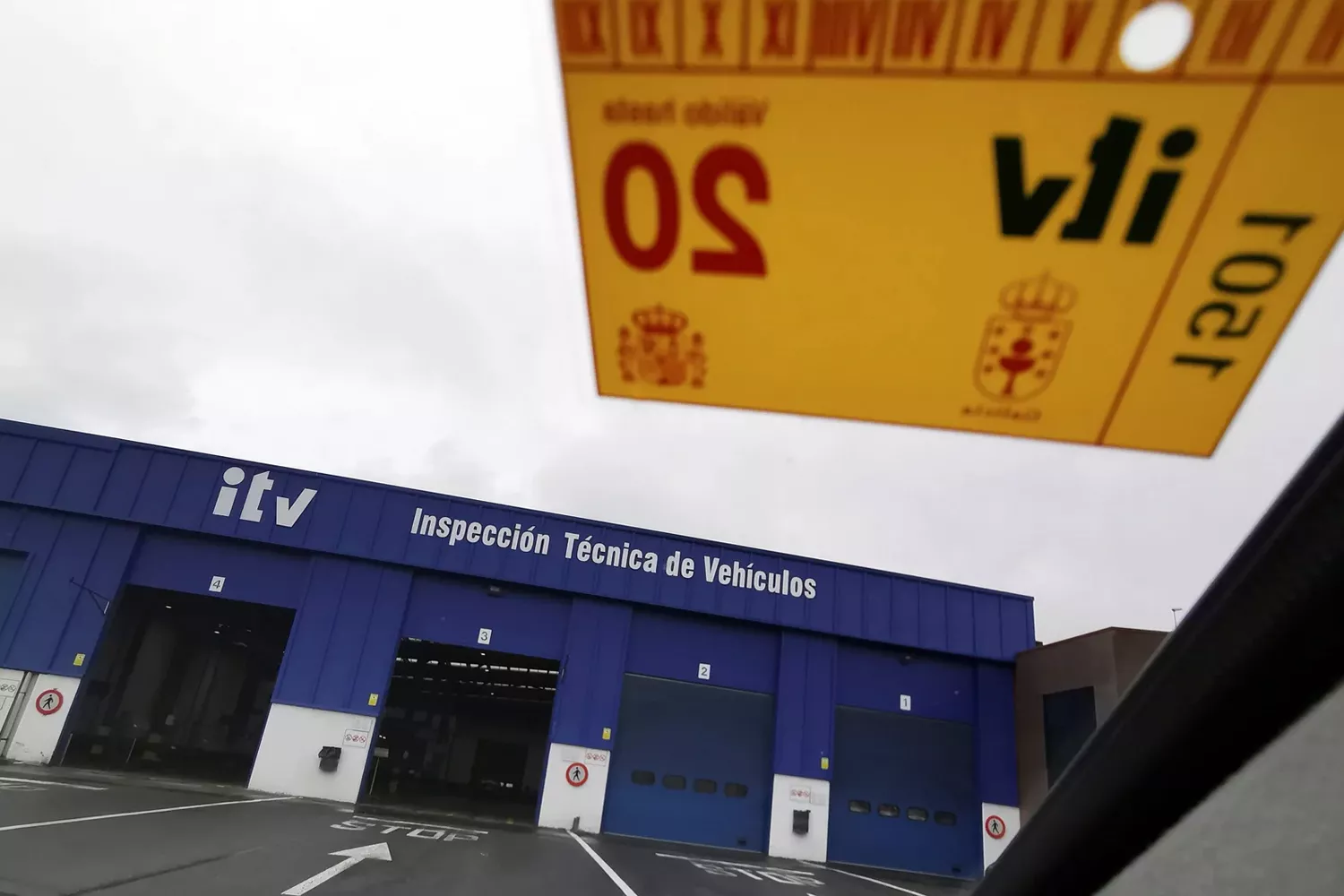 Un coche de dispone a pasar la ITV EFE   CABALAR