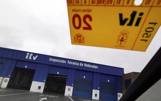 Un coche se dispone a pasar la ITV / EFE - CABALAR Un coche se dispone a pasar la ITV / EFE - CABALAR