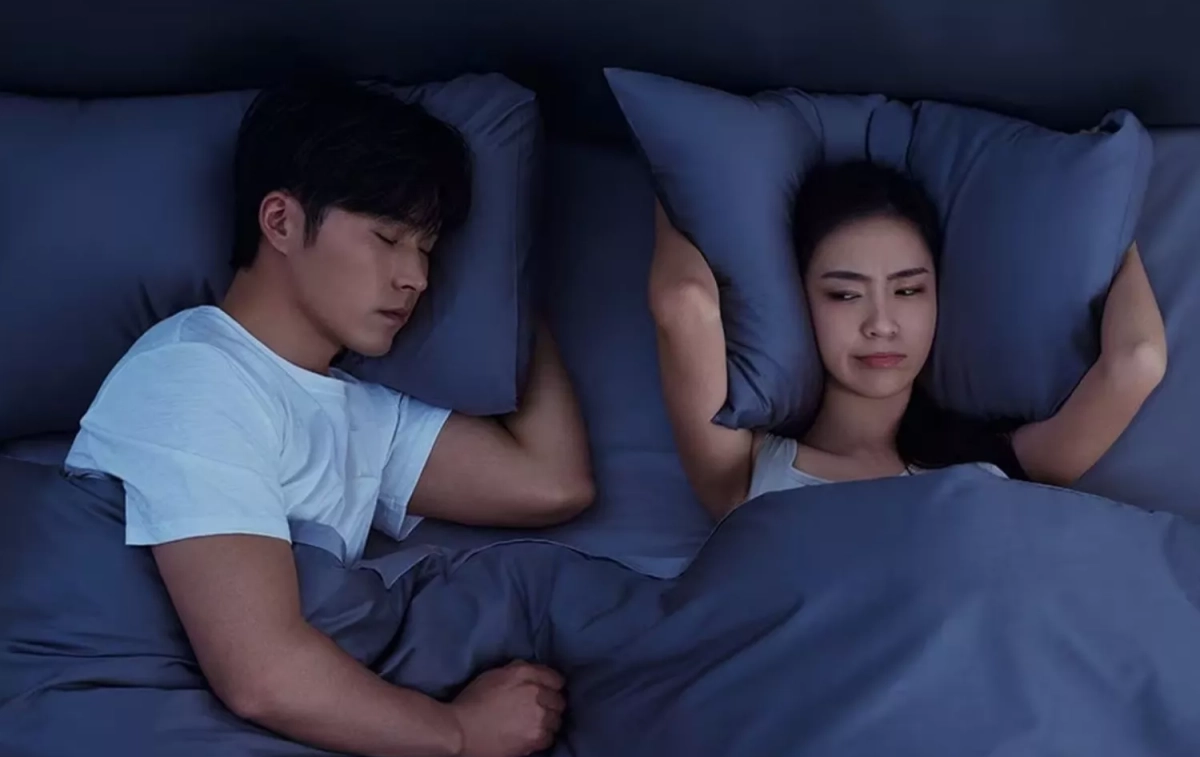 Una pareja duerme en una cama / XIAOMI