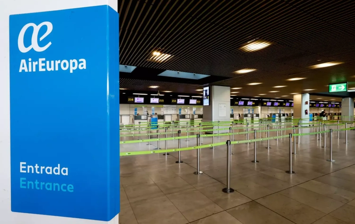 Un cartel de Air Europa / Javier Lizón - EFE Un cartel de Air Europa / Javier Lizón - EFE