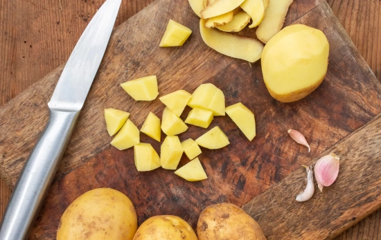 Unas patatas cortadas / FREEPIK Unas patatas cortadas / FREEPIK