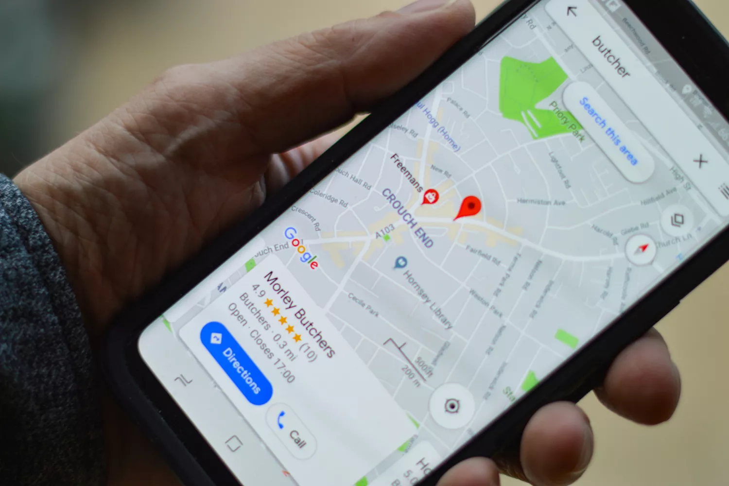 Una persona mira la función oculta de Google Maps en su móvil / UNSPLASH