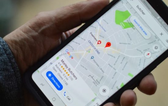Una persona mira Google Maps en su móvil / UNSPLASH Una persona mira Google Maps en su móvil / UNSPLASH