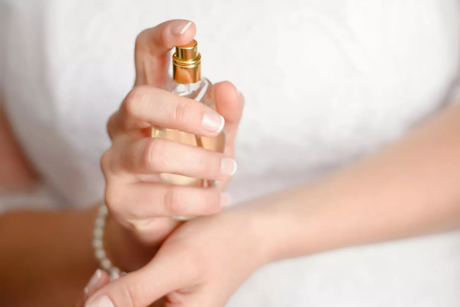 Una persona utiliza un perfume similar a los de Mercadona / PEXELS