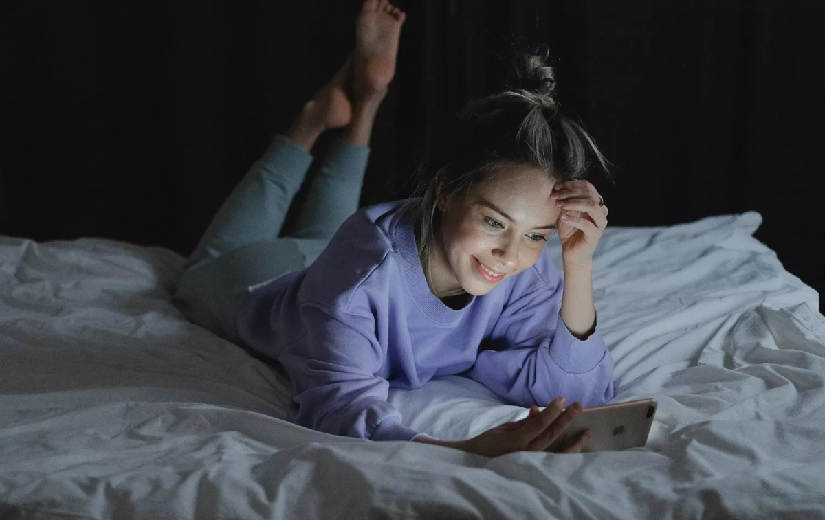 Una joven mira el móvil antes de irse a dormir / PEXELS Una joven mira el móvil antes de irse a dormir / PEXELS