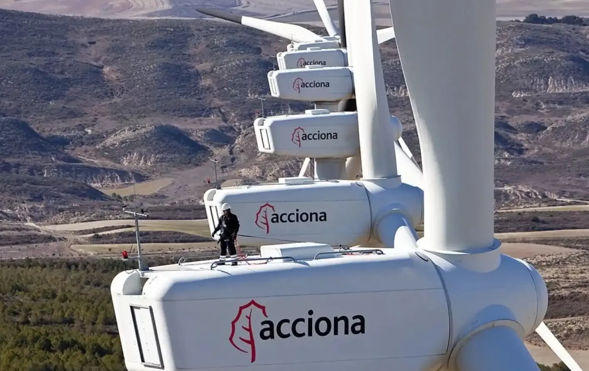 Un trabajador sobre la turbina de uno de los molinos de un parque eólico de Acciona Energía