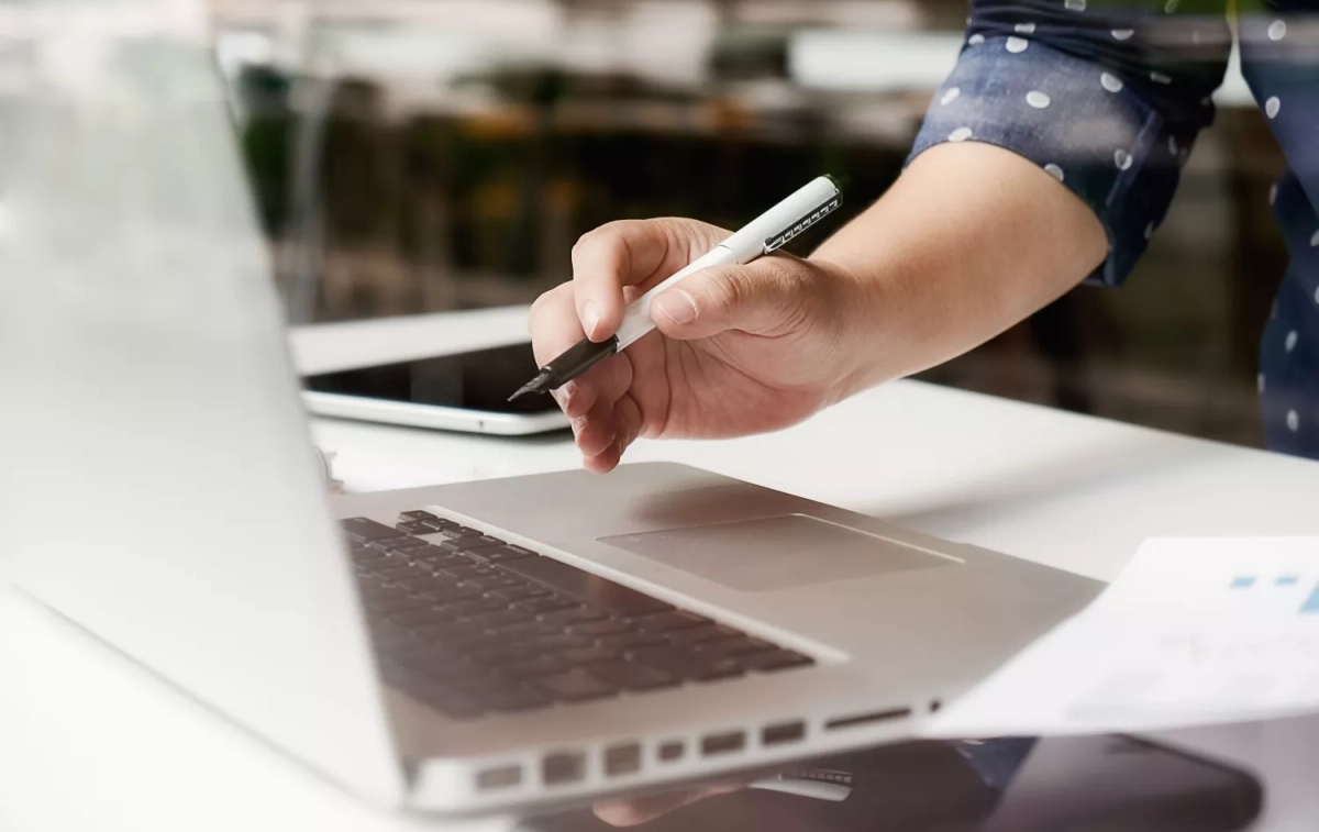 Una mujer edita un PDF / FREEPIK Una mujer edita un PDF / FREEPIK