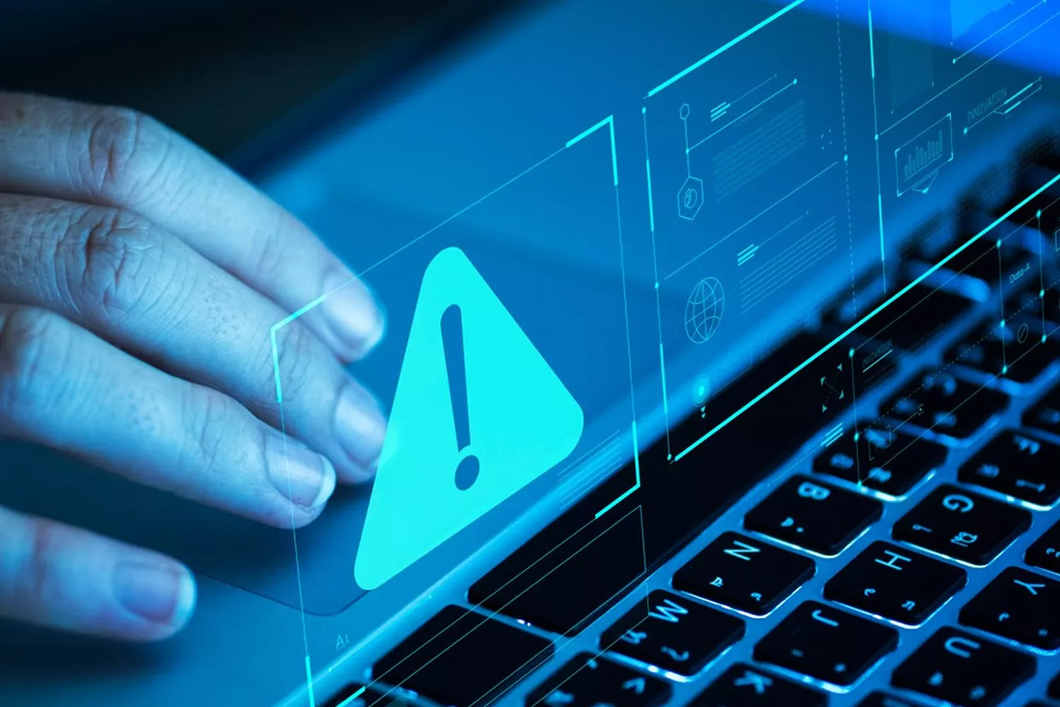 Um teclado, um computador e uma mão que navega na Internet e aceita cookies / FREEPIK