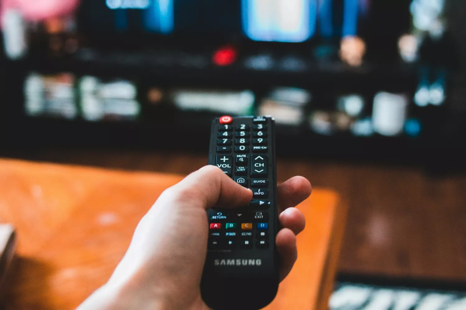 Una persona dispuesta a pasarla tarde solamente viendo su televisión / FREEPIK