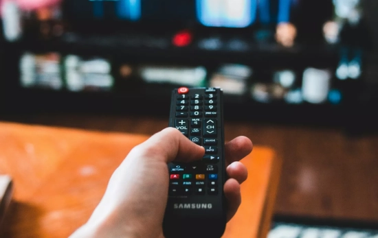 Una persona dispuesta a pasarla tarde solamente viendo su televisión / FREEPIK Una persona dispuesta a pasarla tarde solamente viendo su televisión / FREEPIK