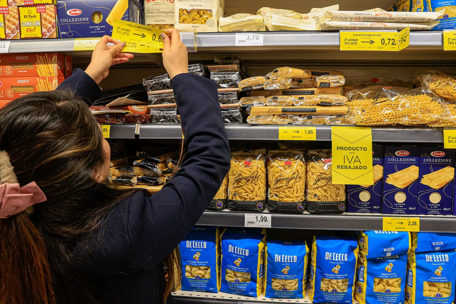 Una empleada descoloca carteles de precios de productos en un supermercado / EFE