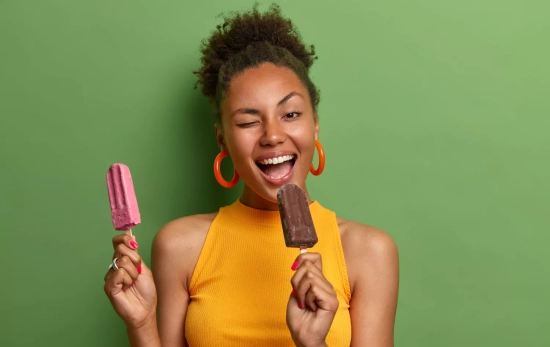 Una chica degusta dos helados / FREEPIK- @ wayhomestudio Una chica degusta dos helados / FREEPIK- @ wayhomestudio