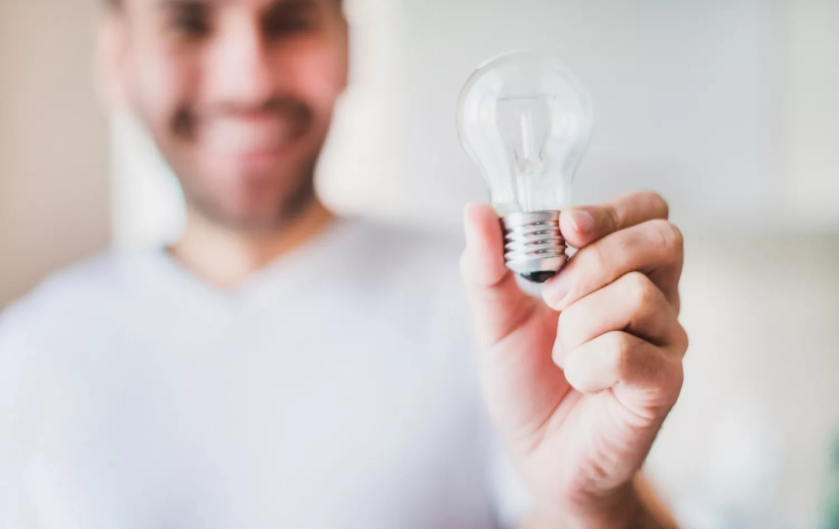 Una persona sostiene una bombilla de la luz / FREEPIK Una persona sostiene una bombilla de la luz / FREEPIK