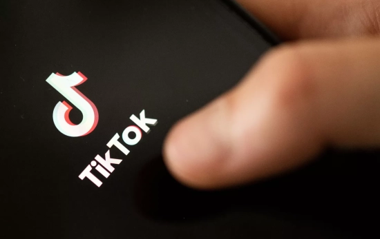 Una persona se dispone a entrar en TikTok / MARIJAN MURAT - DPA Una persona se dispone a entrar en TikTok / MARIJAN MURAT - DPA