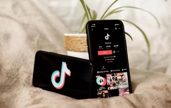 Un móvil con TikTok / UNSPLASH Un móvil con TikTok / UNSPLASH