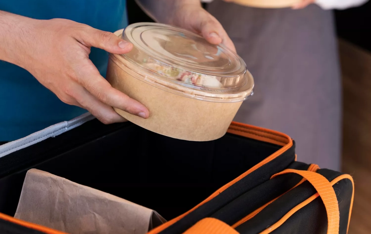 Una persona saca un tupper con comida / FREEPIK Una persona saca un tupper con comida / FREEPIK