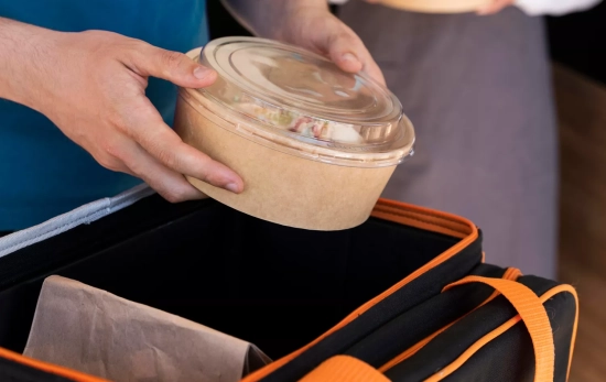 Una persona saca un tupper con comida / FREEPIK Una persona saca un tupper con comida / FREEPIK