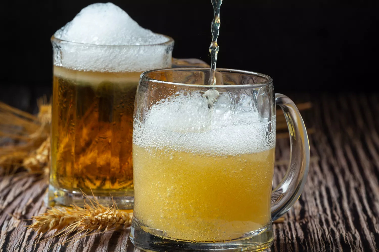 Una cerveza con alcohol y una clara con limón / FREEPIK Una cerveza con alcohol y una clara con limón / FREEPIK