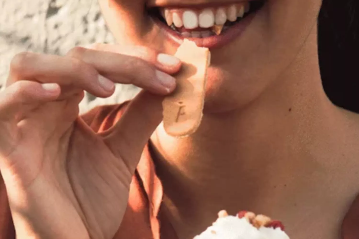 Una chica con uno de los cubiertos comestibles de Voilá / VOILÁ