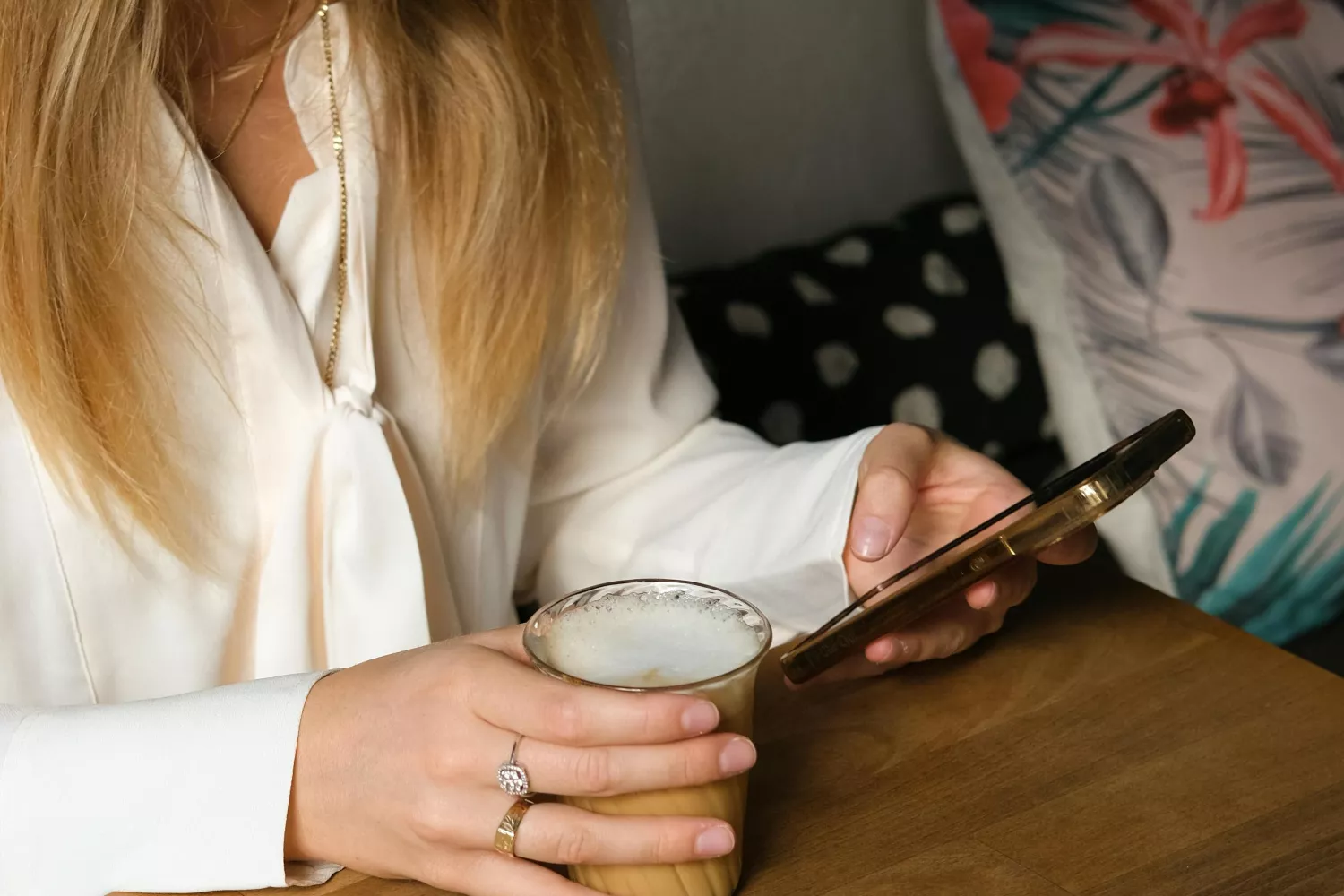 Una chica consulta Telegram / PEXELS Una chica consulta Telegram / PEXELS