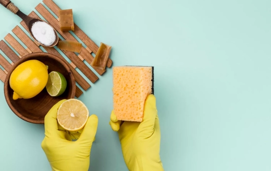 El limón y la sal son productos muy útiles para la limpieza de joyas/ FREEPIK