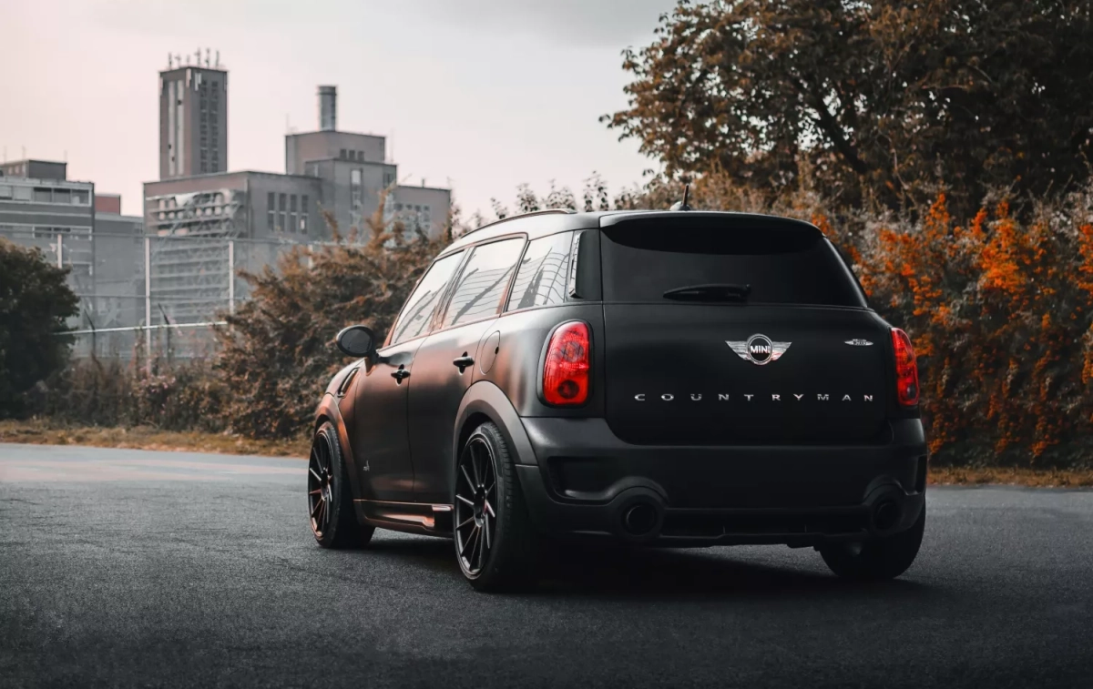 Un Mini Countryman circula en la calle de una ciudad / UNSPLASH Un Mini Countryman circula en la calle de una ciudad / UNSPLASH