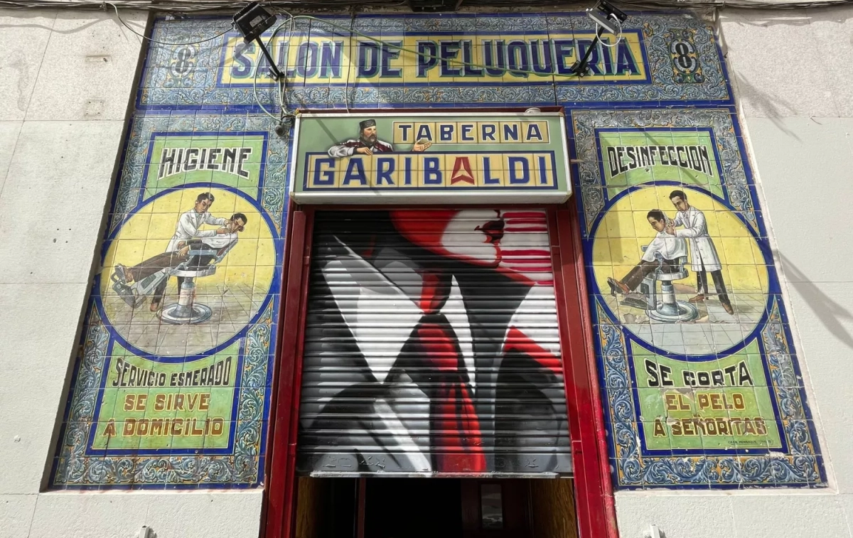 Fachada de la Taberna Garibaldi, el bar de Pablo Iglesias / CG