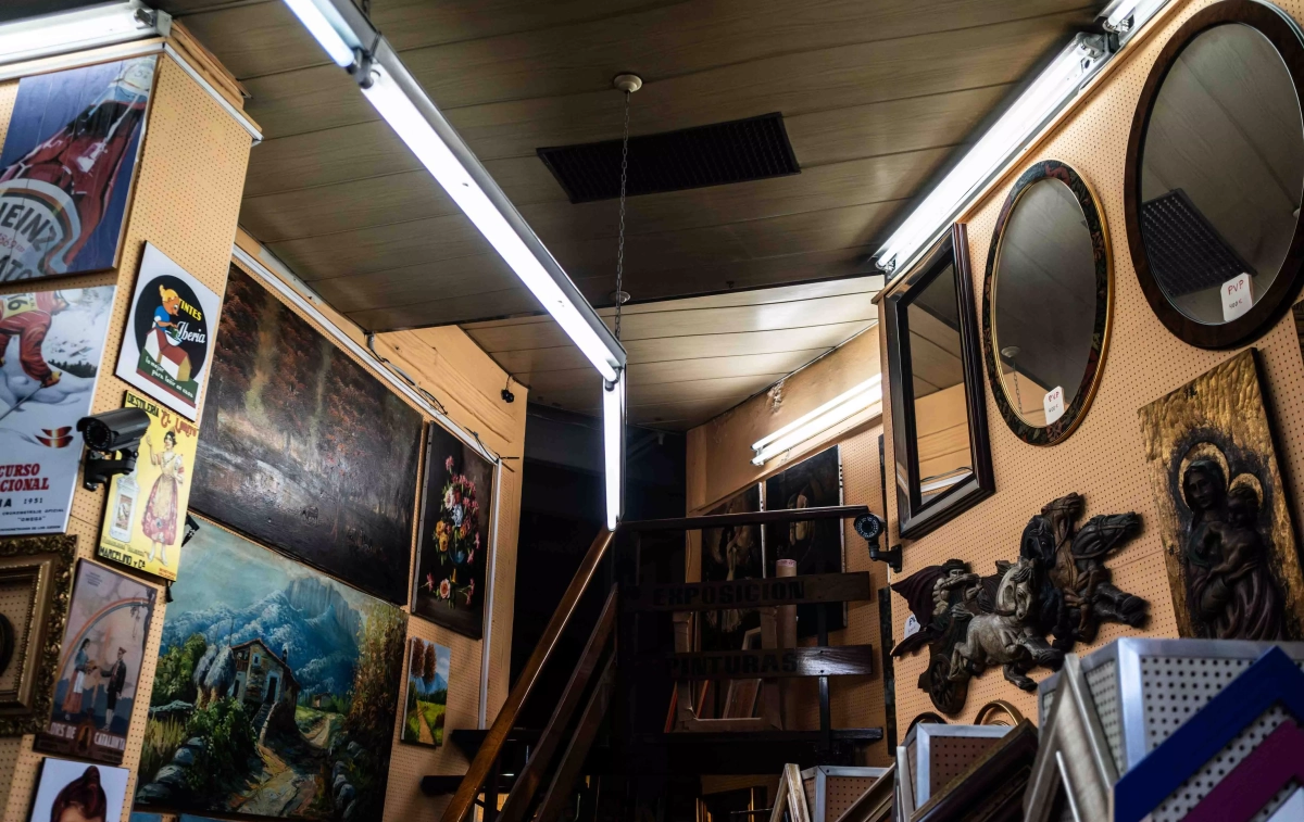 La tienda de marquetería a mano y carteles vintage El Marco de Oro / SIMÓN SÁNCHEZ La tienda de marquetería a mano y carteles vintage El Marco de Oro / SIMÓN SÁNCHEZ