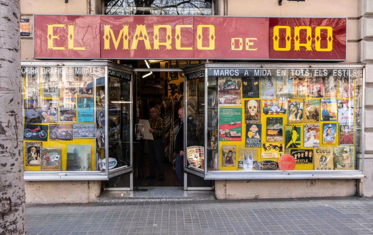 El Marco de Oro, la tienda de marcos a medida del centro de Barcelona que permanece impasible al paso del tiempo / SIMÓN SÁNCHEZ