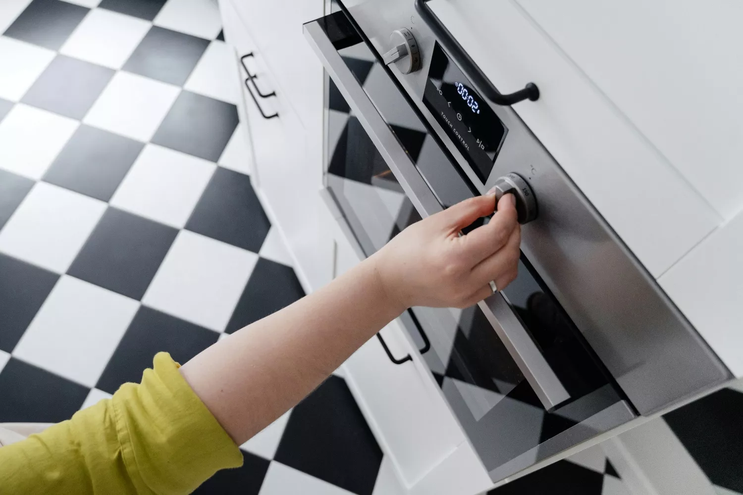 Una persona enciende un horno/ PEXELS