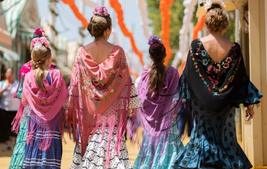 Varias mujeres vestidas de flamencas en la Feria de Abril en Sevilla / María José López - EP Varias mujeres vestidas de flamencas en la Feria de Abril en Sevilla / María José López - EP