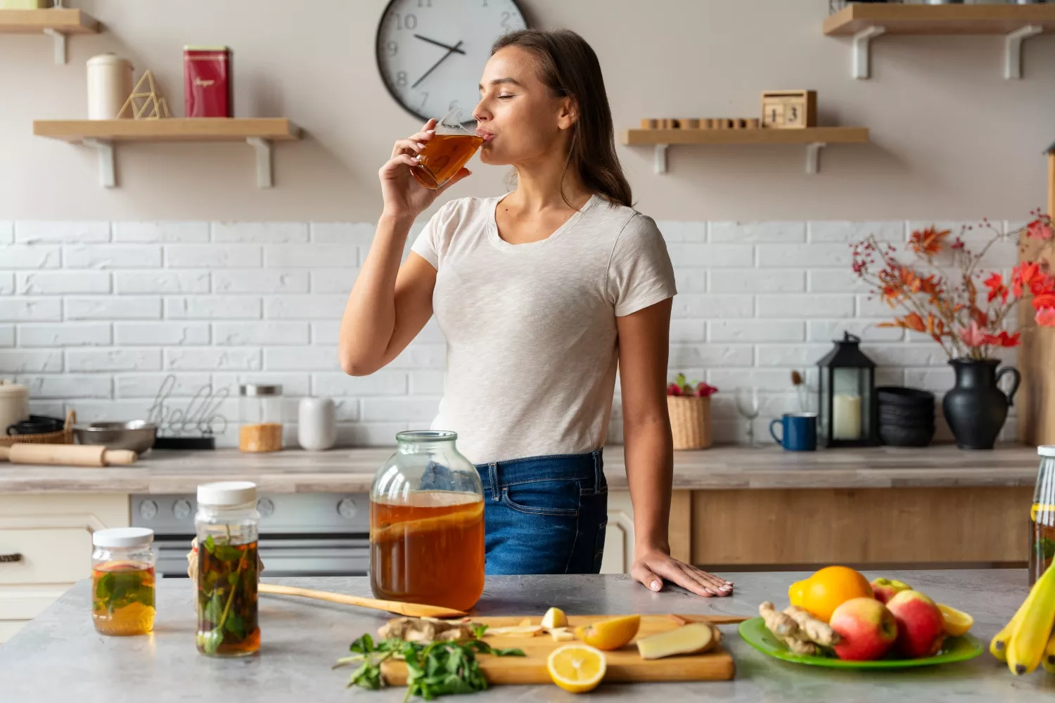 Una persona bebe kombucha / FREEPIK Una persona bebe kombucha / FREEPIK
