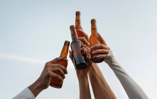 Varias personas brindan con kombucha / FREEPIK Varias personas brindan con kombucha / FREEPIK
