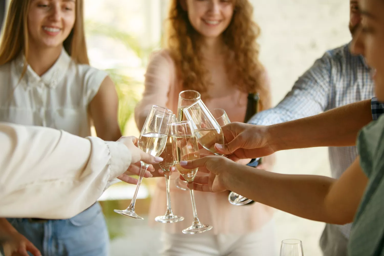 Varias personas brindan con cava / FREEPIK Varias personas brindan con cava / FREEPIK