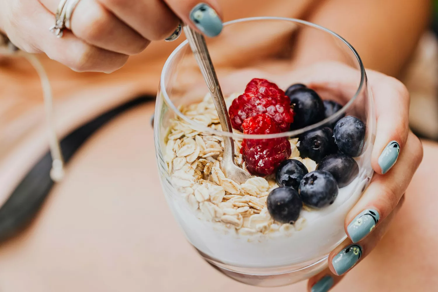Un vaso con cereales de avena, frutas y un lácteo es un desayuno pobre en proteínas / PEXELS