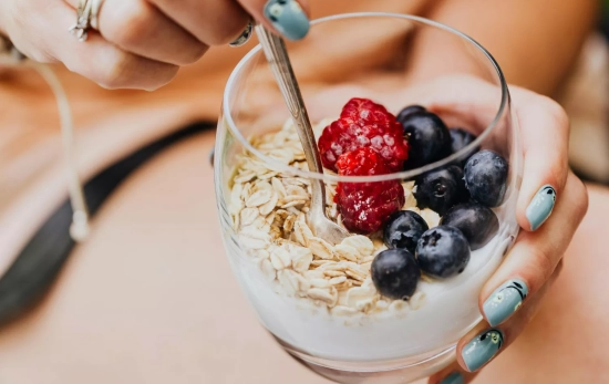Un vaso con cereales de avena, frutas y un lácteo es un desayuno pobre en proteínas / PEXELS