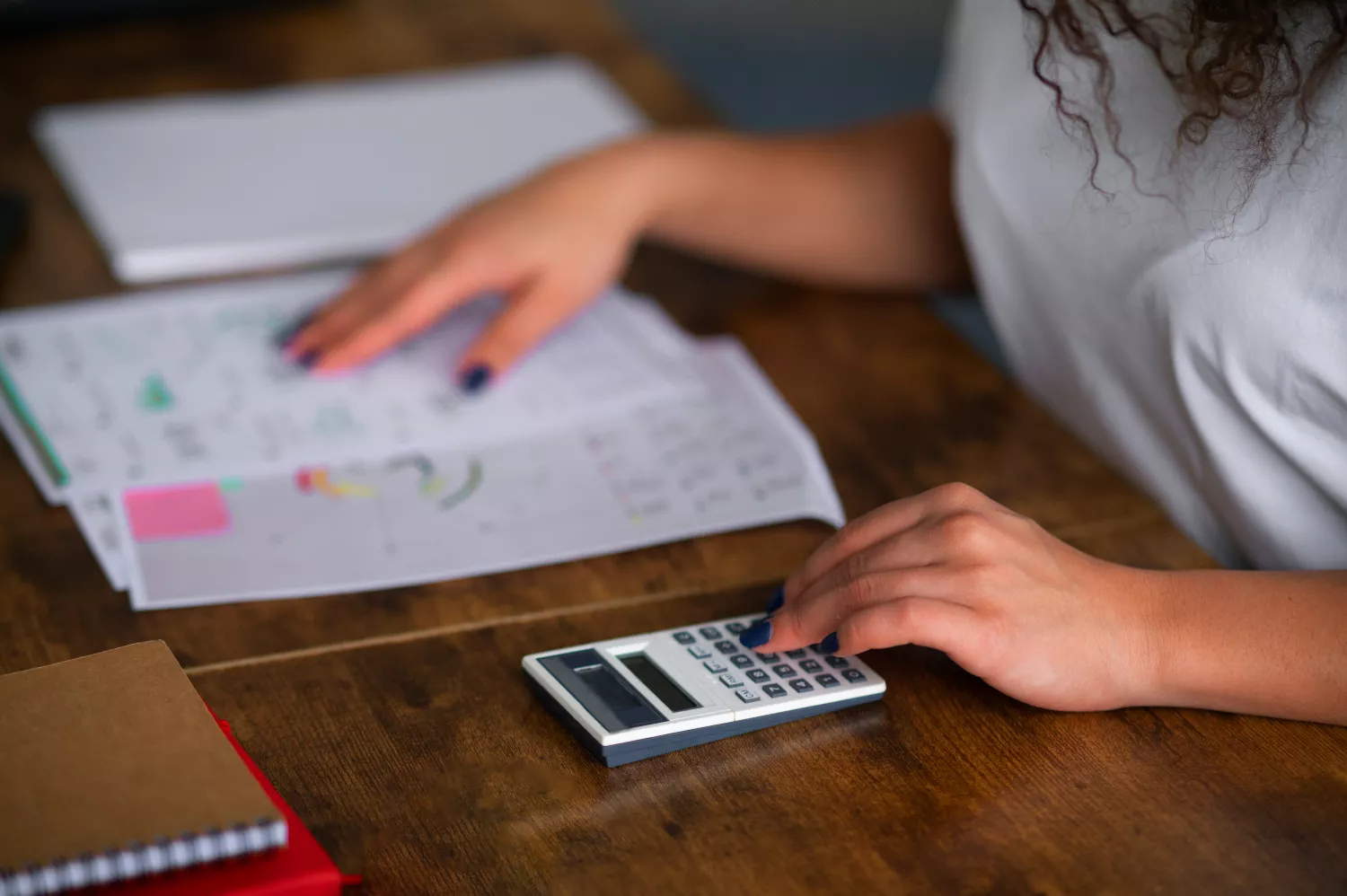 Una persona calcula a cuánto ascenderá su factura de la luz / FREEPIK Una persona calcula a cuánto ascenderá su factura de la luz / FREEPIK