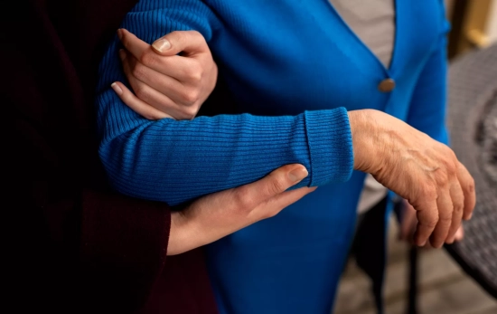 Un asesor ayuda a una persona con alzhéimer / FREEPIK Un asesor ayuda a una persona con alzhéimer / FREEPIK