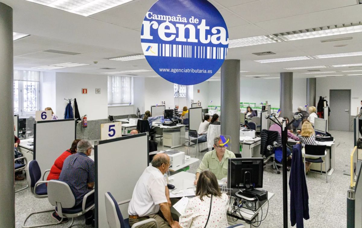 Varias personas atendidas en la Agencia Tributaria para presentar la declaración de la renta / EUROPA PRESS - CARLOS LUJÁN Varias personas atendidas en la Agencia Tributaria para presentar la declaración de la renta / EUROPA PRESS - CARLOS LUJÁN