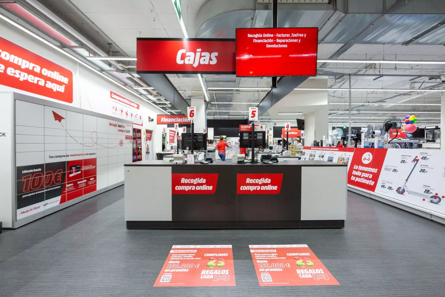 Cajas en una tienda de MediaMarkt / MEDIAMARKT Cajas en una tienda de MediaMarkt / MEDIAMARKT