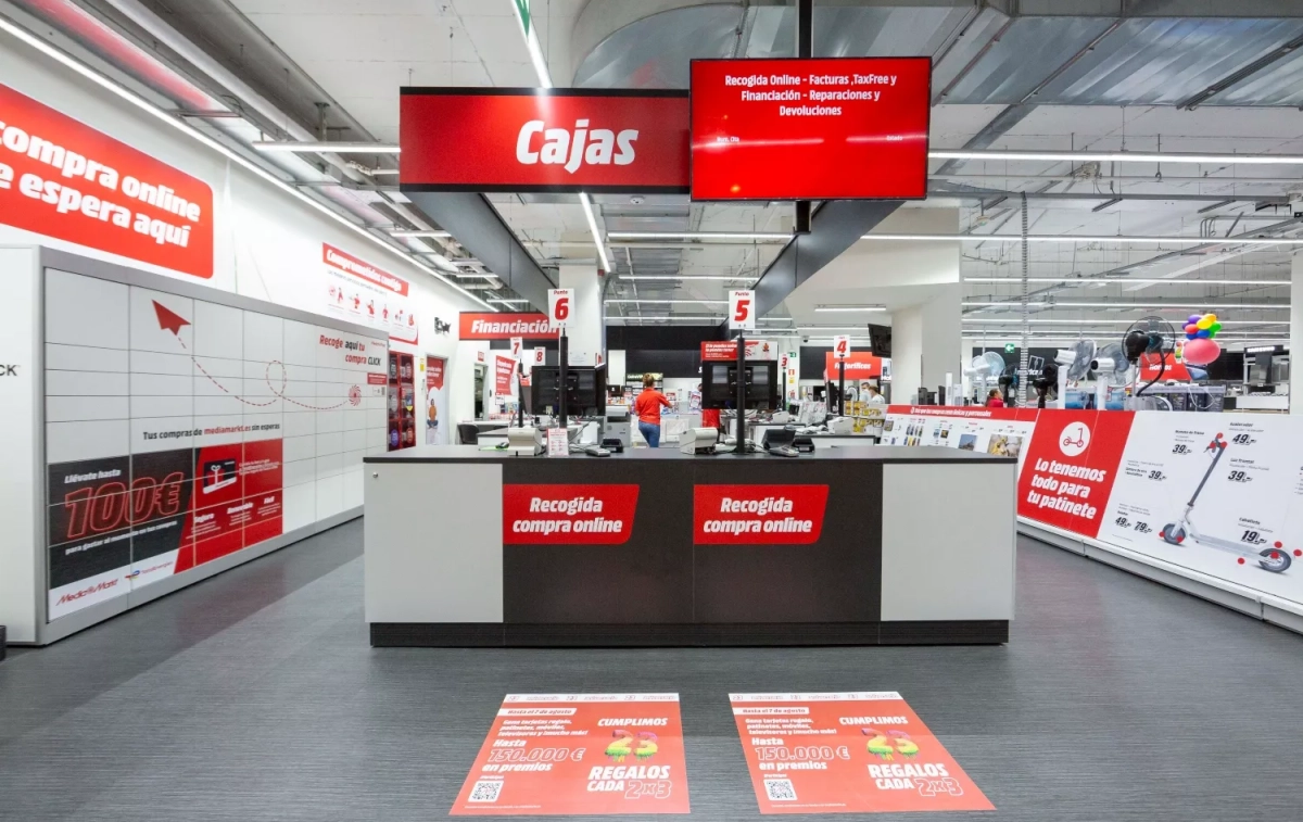Cajas en una tienda de MediaMarkt / MEDIAMARKT Cajas en una tienda de MediaMarkt / MEDIAMARKT