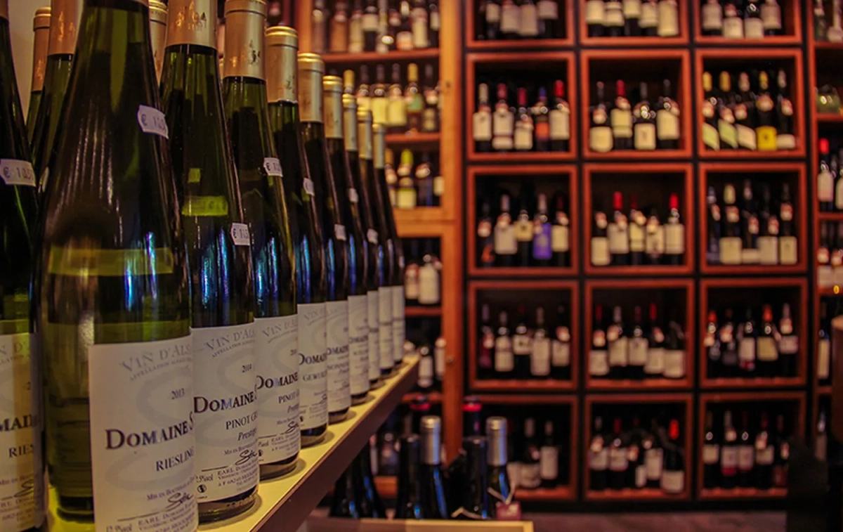 La sección de vinos de La Tahona Delicatessen / LTD