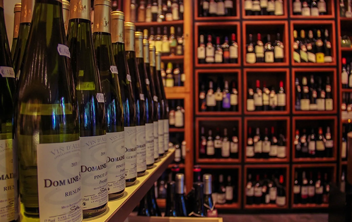 La sección de vinos de La Tahona Delicatessen / LTD La sección de vinos de La Tahona Delicatessen / LTD