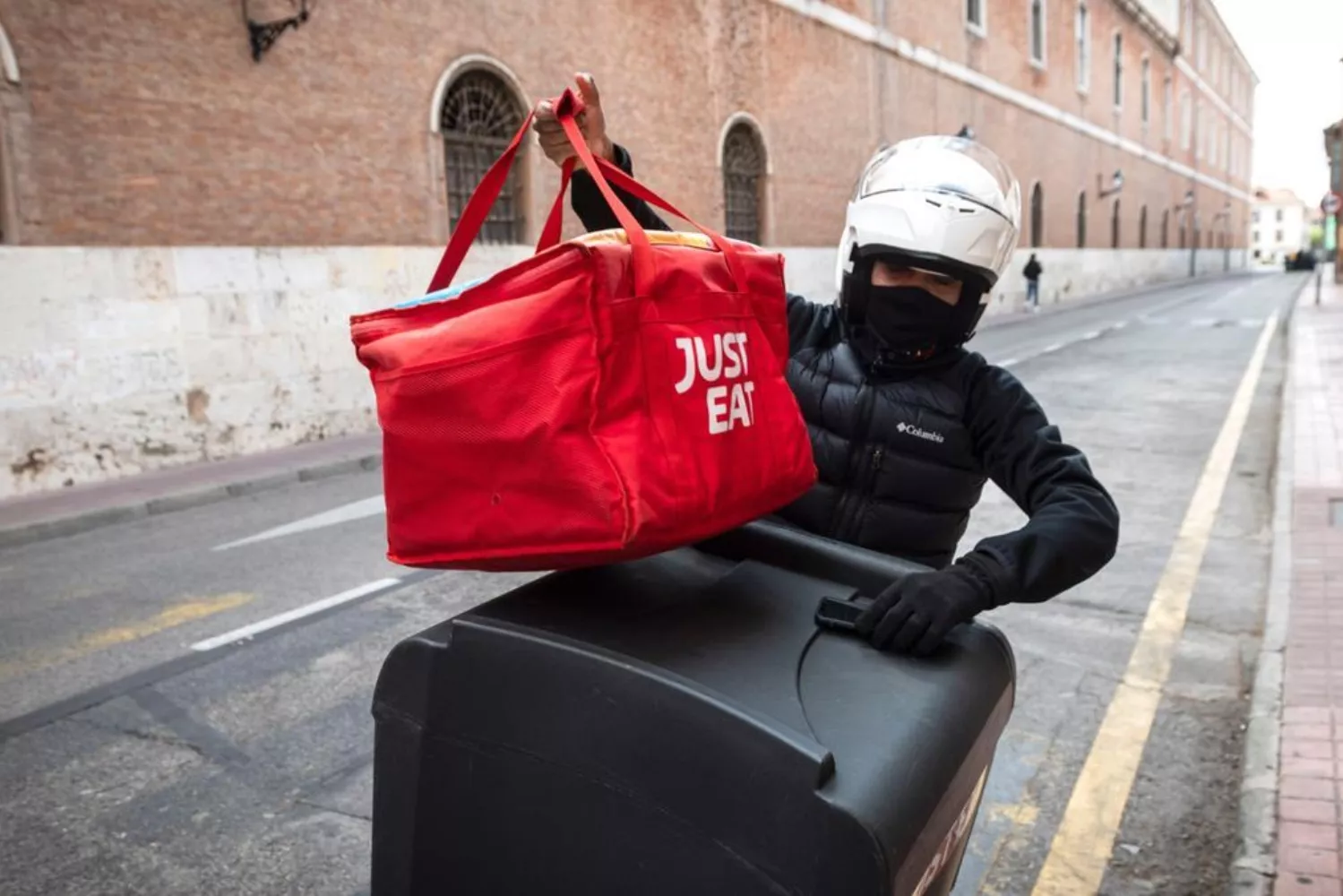 Un repartidor de Just Eat / FERNANDO VILLAR - EFE Un repartidor de Just Eat / FERNANDO VILLAR - EFE