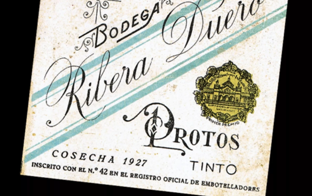 Detalle de la etiqueta de una botella Protos de Ribera del Duero de la cosecha de 1927 / PROTOS