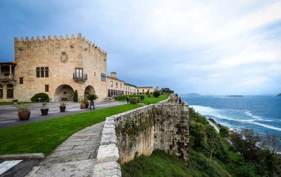 El Parador de Baiona frente a las Rías Baixas / PARADORES El Parador de Baiona frente a las Rías Baixas / PARADORES