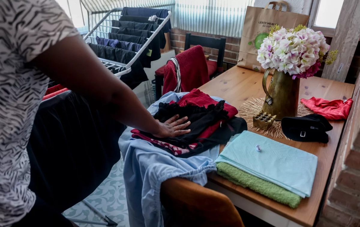 Una empleada de hogar organiza la ropa   RICARDON RUBIO   EP